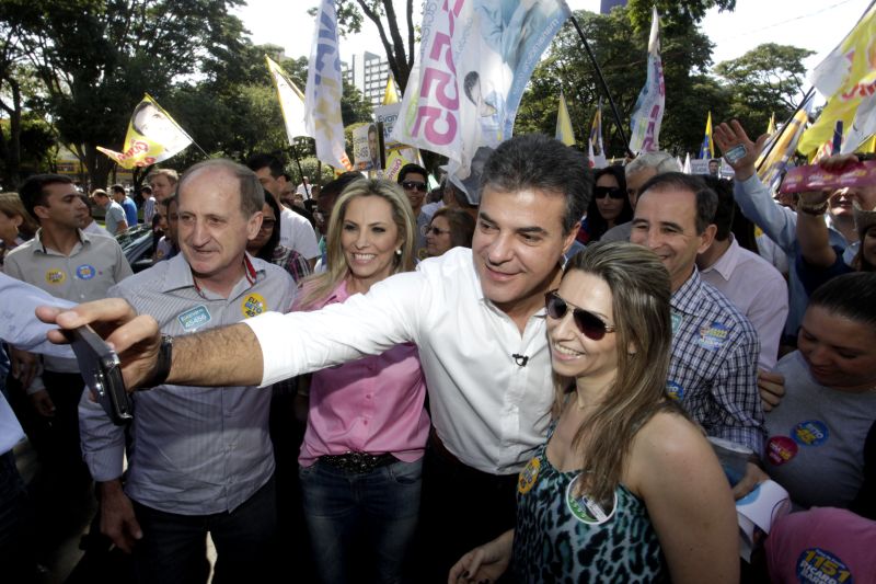 Acompanhado da vice, Cida Borguetti (PROS) e do senador Alvaro Dias (PSDB), Beto Richa (PSDB) fez uma caminhada pela rua Santos Dumont, em Maringá | Walter Fernandes