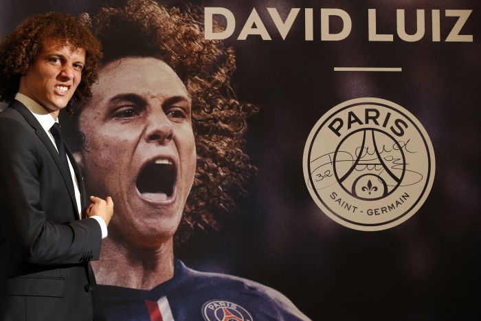 David Luiz faz uma de suas caretas na apresentação no Paris Saint-Germain | Reuters