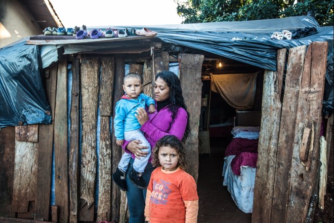 Com poucos recursos, telhado é de lona | 