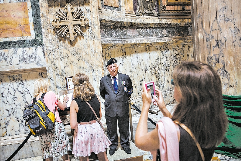 A Guarda de Honra dos Túmulos Reais do Panteão vigia sepulturas de dois reis da casa de Savoia | Gianni Cipriano para The New York Times