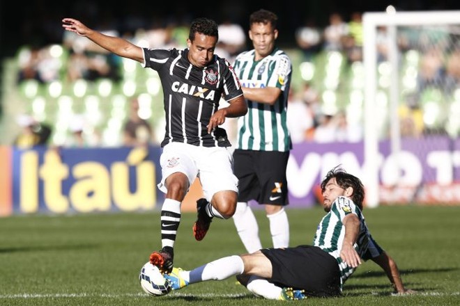 Corintiano Jádson tenta passar pela marcação do Coritiba | 