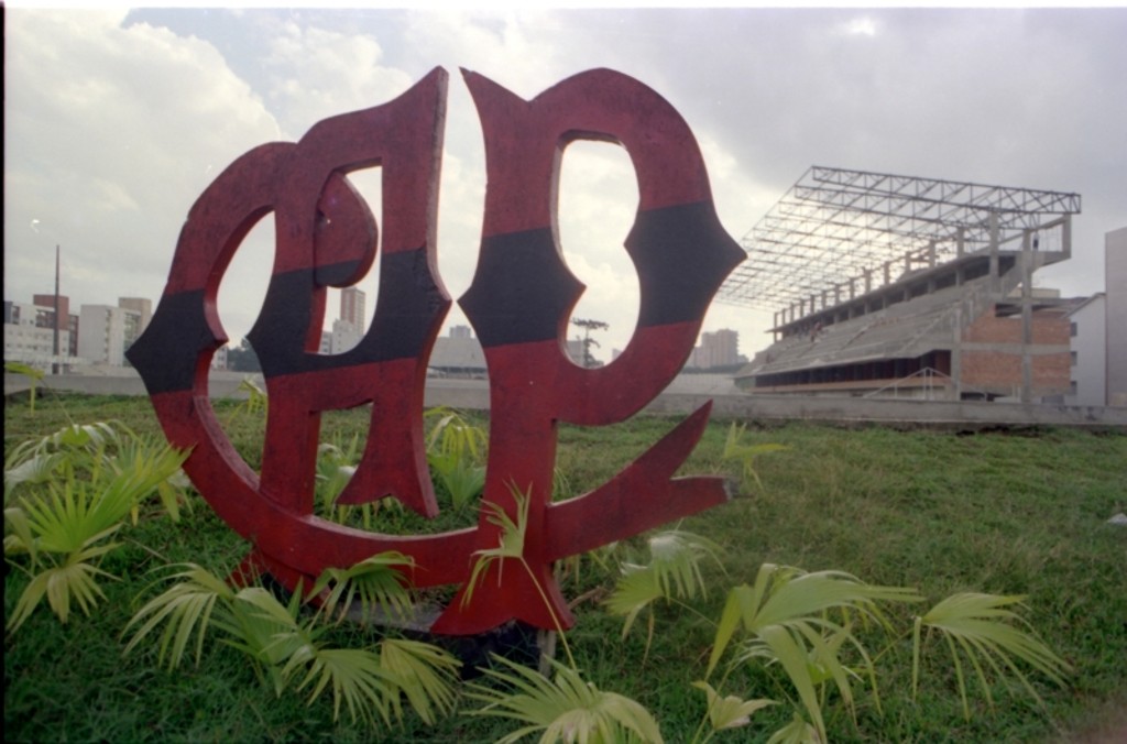 O símbolo do clube feito de concreto decorava a entrada pela Rua Buenos Aires. Foi dispensado em uma caçamba durante a reforma para a Arena e recolhido por integrantes da torcida organizada