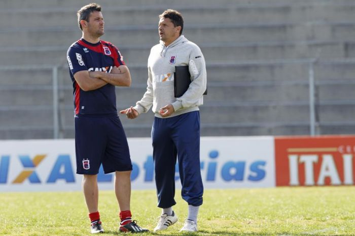 Atacante Giancarlo conversa com o técnico Claudinei Oliveira no treino do Paraná: atacante está de volta à equipe | Antonio More / Gazeta do Povo