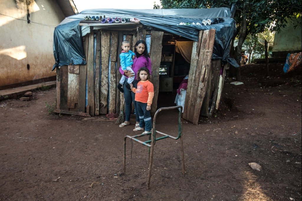 Fabiana Bruno mora com os filhos em um barraco  nem isso os irmãos dela têm