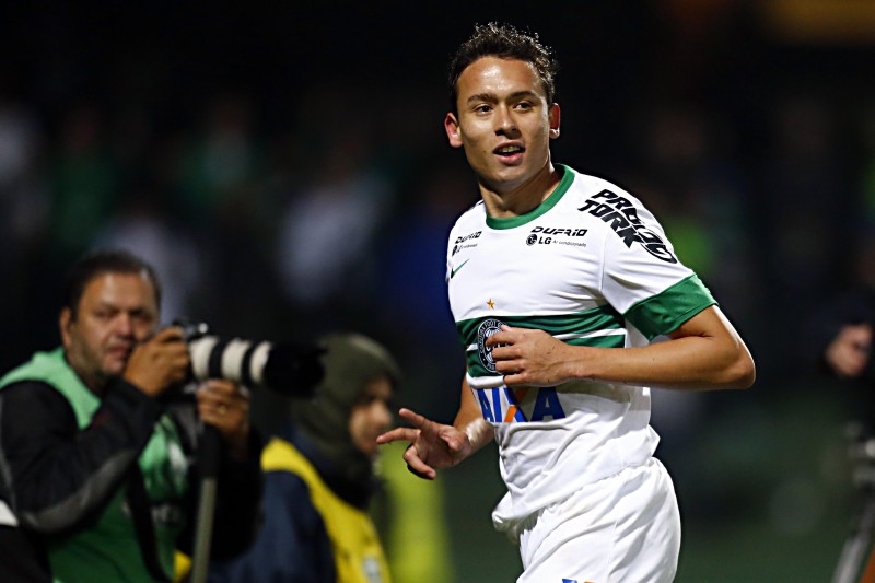 Keirrison comemora o gol do triunfo do Coritiba sobre o Vitória | Albari Rosa / Gazeta do Povo