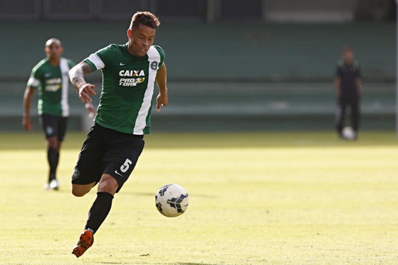 Volante Baraka acredita que boas partidas fora de casa podem ser determinantes para bater o Fluminense | Felipe Rosa / Tribuna do Paraná