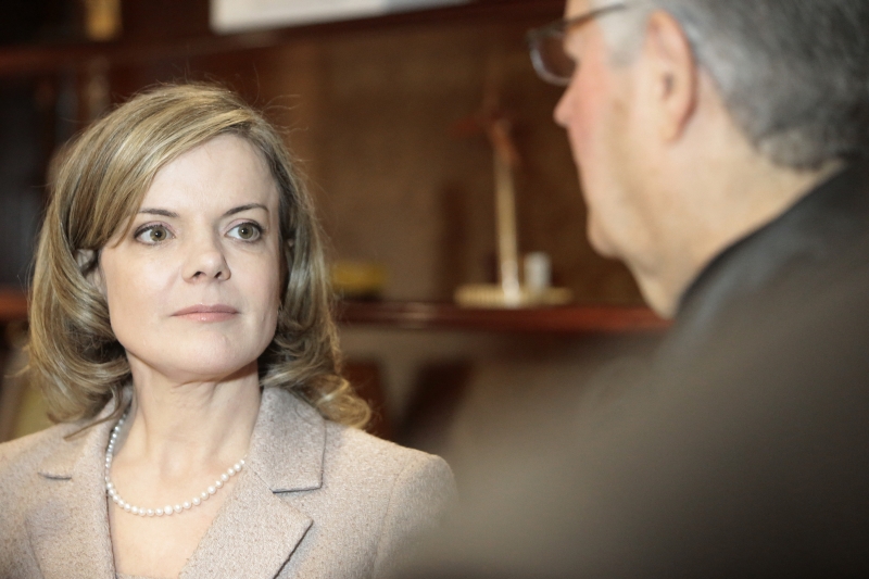 Gleisi sugeriu que Requião parasse com a mania de ler só a manchete. O candidato do PMDB rebateu: Brigue com as manchetes e não comigo | Cesar Machado/ Gazeta do Povo