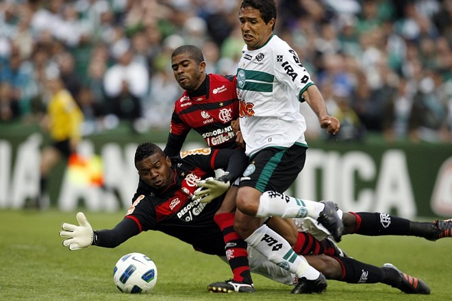4  Coritiba 2 x 0 Flamengo (Brasileiro, 2011):a vitória por 2 a 0, gols de Leonardo e Maranhão, ambos no primeiro tempo, deixou o Coxa vivo na briga por uma vaga na Libertadores. O jogo teve uma marca histórica para o Alviverde: foi o jogo de número 800 em Campeonatos Brasileiros, incluindo Robertão e Taça Brasil. | 