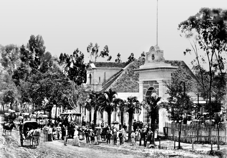 Aqui damos um mergulho ao ano de 1887. Essa foto foi feita em frente da residência e o engenho de erva-mate da família Fontana. A rua era de barro, as conduções eram carroças e o bonde de mulas, inaugurado naquele ano. Esse local seria hoje na Avenida João Gualberto | Acervo Cid Destefani