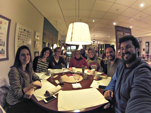 Essa turma faz parte da Cúpula do Chá, que está sendo criada por donos de casas de chá da cidade. A intenção é discutir o futuro do chá no mercado paranaense e brasileiro e como propagar a cultura e os benefícios da bebida, entre outros objetivos. Na foto (da esq. para a dir.), Thalita Ferronato (El Club del Té); Daniele Lieuthier (Caminho do Chá); Barbara Ramina (The Kettle); Mariza Treis e Juliana Treis (Chá&Arte); Rodrigo Lopes e Eduardo Jardim (Moncloa) | Eduardo Jardim