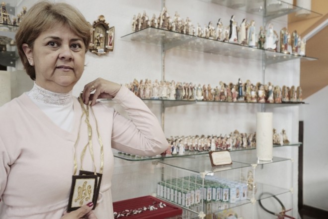 Cida Novacki, 55 anos, é um dos 300 voluntários que trabalham no santuário. Outros 300 estão divididos nas demais 23 pastorais mantidas pela paróquia. Cida se aproximou do templo em 2000, quando perdeu a mãe. Hoje ajuda na lojinha de artigos religiosos. O