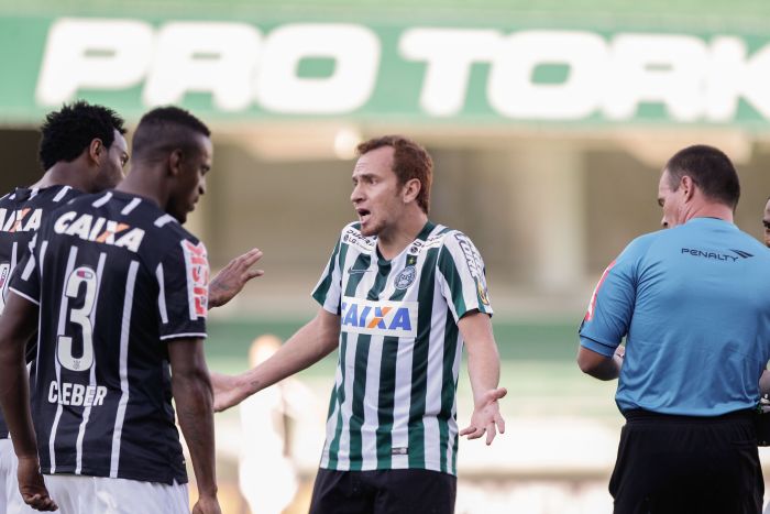 Zé Love passou em branco no empate com o Corinthians | Daniel Castellano / Gazeta do Povo