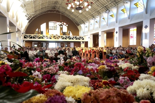 Uma quarta-feira no Santuário Nossa Senhora do Carmo: templo recebe em média de mil pessoas a cada uma das 13 novenas do dia. Organizadores dizem que teriam público mesmo que abrissem mais horários |