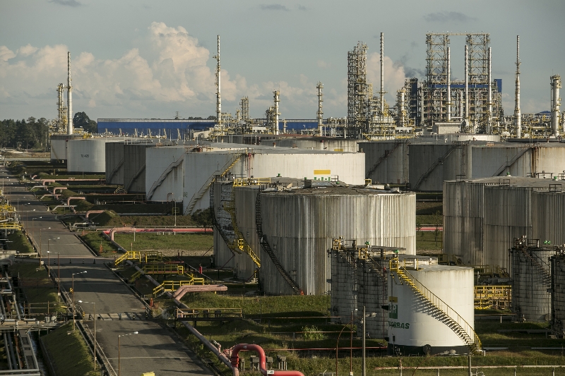 A produção na Refinaria Getúlio Vargas (Repar), em Araucária, ficou parada por 22 dias após um acidente em novembro de 2013 | Marcelo Andrade/ Gazeta do Povo