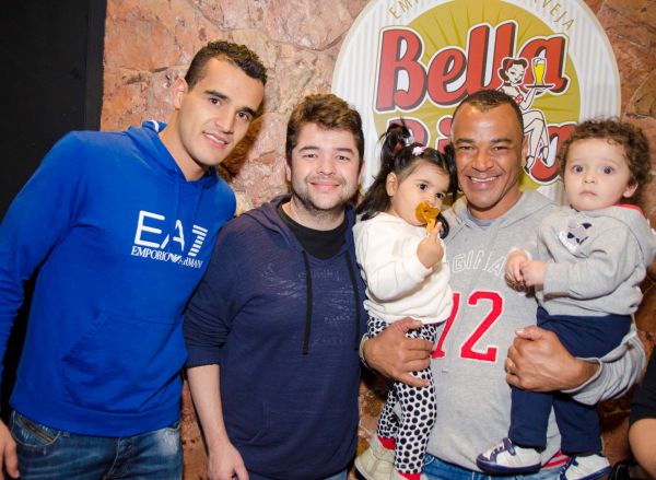 O empresário Fábio Arasanz (de barba) recebeu o ex-jogador Cafu (com os netos Yasmin e Gabriel no colo), e seu filho Wellington Feliciano (à esq.), atacante do Atlético Paranaense, na festa para promover o Jogo do Bem, anteontem, no bar Bella Birra, na Praça da Espanha | Thiago Dea