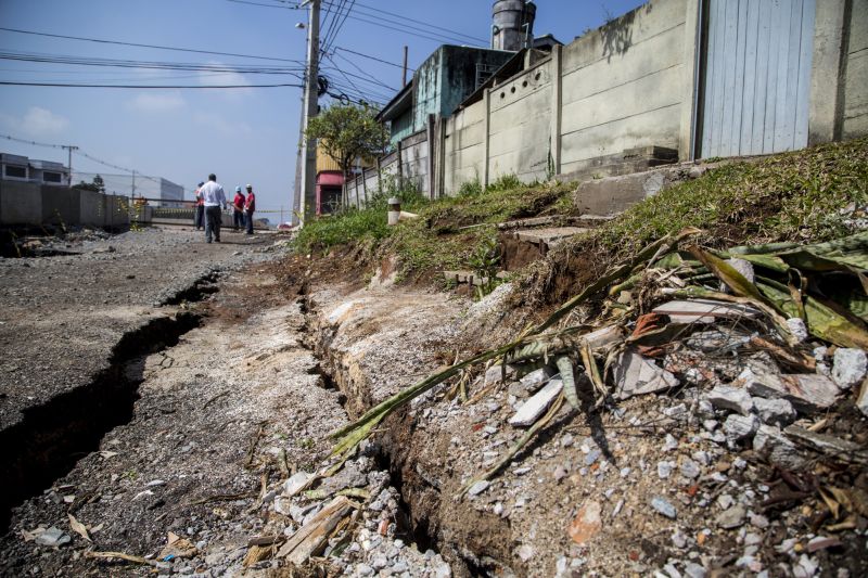 Moradores ficaram assustados com as rachaduras e o afundamento da rua. Alguns, no entanto, se recusaram a deixar suas casas | Fotos: Henry Milleo/ Gazeta do Povo