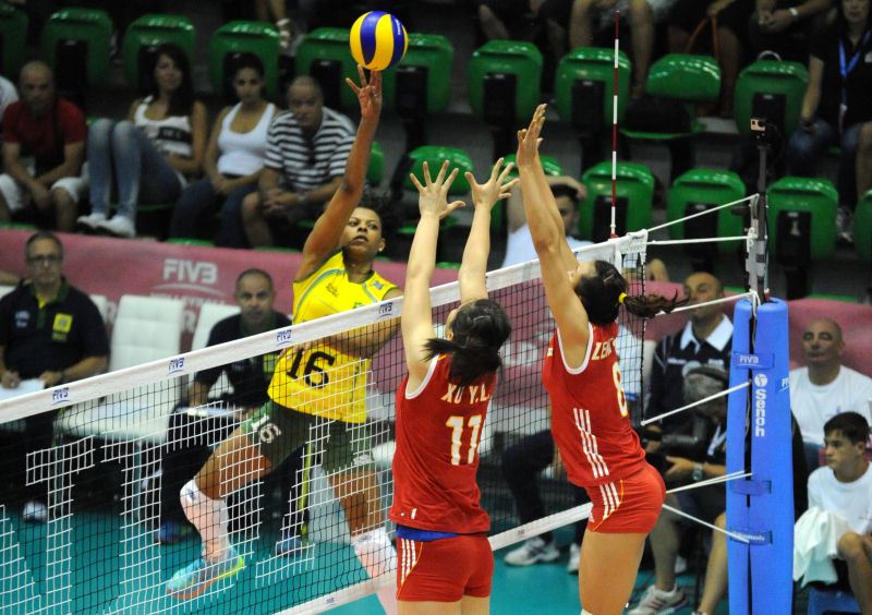 Fernanda Garay foi a principal pontuadora do Brasil contra a China | FIVB