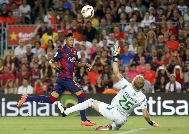 Neymar encobre o goleiro do León e marca o segundo gol dele na partida | 