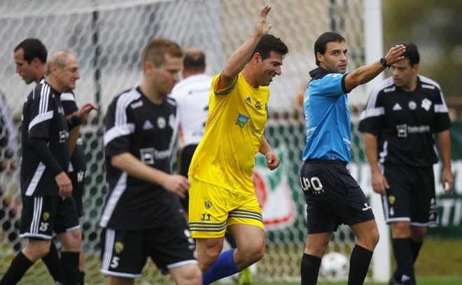Paulo Rink comemora gol pelo time Amigos do Cafu | 