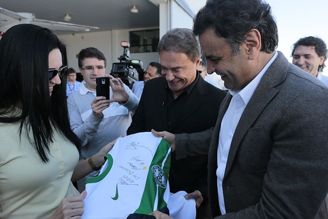 Aécio recebeu uma camisa do Coritiba duarante sua passagem pela capital paranaense |