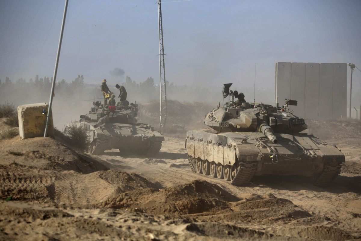 Tanques israelenses estacionados em região próxima à Faixa de Gaza | EFE/Abir Sultan
