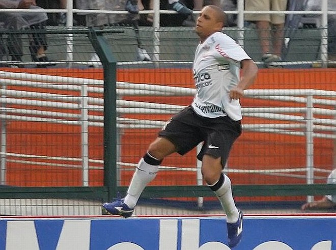 Roberto Carlos:Clube: Corinthians. Idade quando chegou: 36 anos. O lateral-esquerdo do penta se destacou por Inter de Milão e Real Madrid e chegou vindo do Fenerbahçe. Foi anunciado como a primeira grande contratação do Corinthians para a Libertadores de 2010. Não conseguiu fazer a equipe ir além do Flamengo na competição. Com bom preparo físico, chegou a ser cogitado na seleção brasileira que foi para a Copa do Mundo de 2010. A derrota para o Tolima na preliminar da Libertadores de 2011 foi o estopim para a saída do lateral, que alegou estar sofrendo ameaças de torcedores organizados. Roberto Carlos ainda foi jogar no Anzhi da Rússia, onde encerrou a carreira em 2012 e começou a carreira de treinador. |