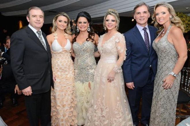 O casal Ruben e Sandra Formighieri, primeiro e terceira da esq. Para a dir.ladeando a filha Isabela, com Zaira Galléas, mais o casal, Sérgio e Cristiane Keinert |