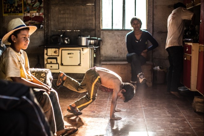 Espoleta, Reginaldo inventa uma cambalhota no meio da casa | 