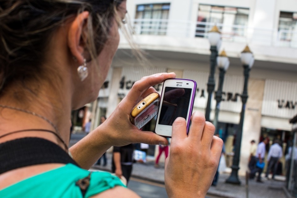 Os smartphones já representam 76% das vendas totais de celulares no Brasil: popularização | Brunno Covello/ Gazeta do Povo