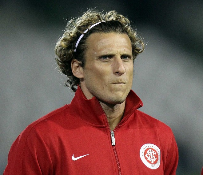 Diego Forlán:Clube: Internacional. Idade quando chegou: 33 anos. O atacante uruguaio vinha credenciado por ter sido o craque e um dos artilheiros da Copa de 2010. Anunciado em 2012 após temporada apagada na Inter de Milão, chegou com grande alarde. Pelo Colorado, fez 22 gols em 55 jogos, tendo alguns bons lampejos. Acabou sendo incapaz de levar o Inter a títulos de maior relevância, como o Brasileirão e a Copa do Brasil de 2013. No início de 2014, rescindiu com o Colorado e assinou com o Gamba Osaka do Japão. |