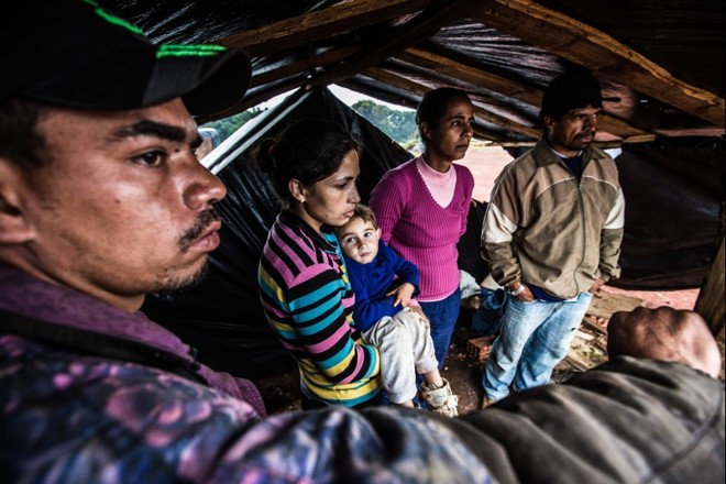 O cortador de lenha João Carlos Dias de Araújo (23) e a família Cândido em Mangueirinha. Da esquerda para direita: Aleandra Aparecida Cândido (27) e o filho, Cláudia de Fátima da Silva (30) e João Maria Cândido (48) |