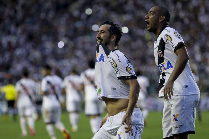 Douglas perdeu pênalti, mas compensou com gol de falta na vitória do Vasco contra o Ceará | Folhapress