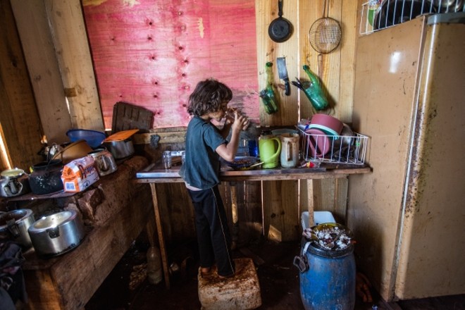 Rosângela na cozinha da casa, que fica dentro do assentamento Maria Bueno |