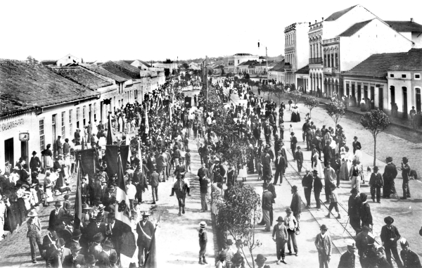 Desfile popular na Avenida Luiz Xavier em homenagem à visita do presidente Afonso Pena a Curitiba, em 1906 | Acervo Cid Destefani