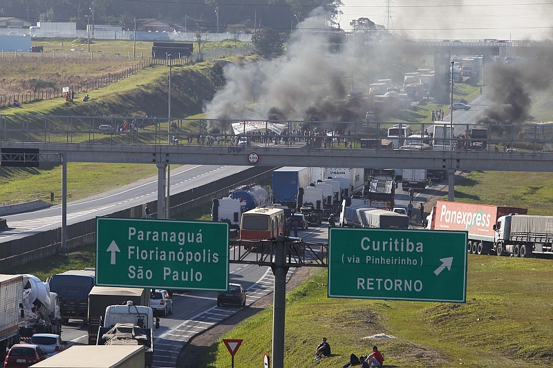 MST iniciou uma série de manifestações que promete bloquear outras estradas ao longo dos próximos dias | Jonathan Campos / Agência de Notícias Gazeta do Povo