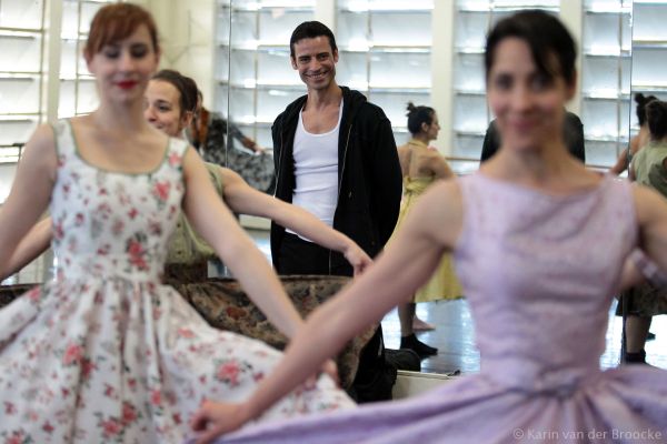 O renomado coreógrafo espanhol Gustavo Sansano conferiu essa semana, no Teatro Guaíra, os figurinos desenhados por Gelson Amaral para a estreia do balé Cinderela, que estreia no final do mês. A montagem, que comemora os 45 anos do Guaíra, é uma versão contemporânea do clássico dos Irmãos Grimm | Karin van der Broocke