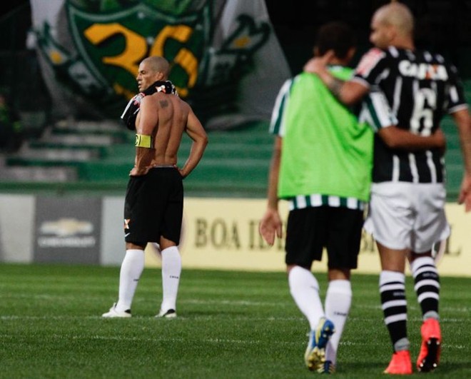 Alex lamenta o empate do Coritiba com o Corinthians no Couto |