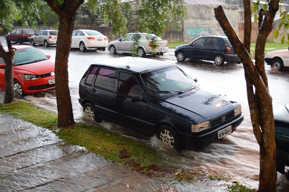 Temporal provocou alagamentos em vários pontos da cidade e algumas casas ficaram destelhadas, mas ninguém ficou ferido | Luiz Carlos da Cruz / Gazeta do Povo