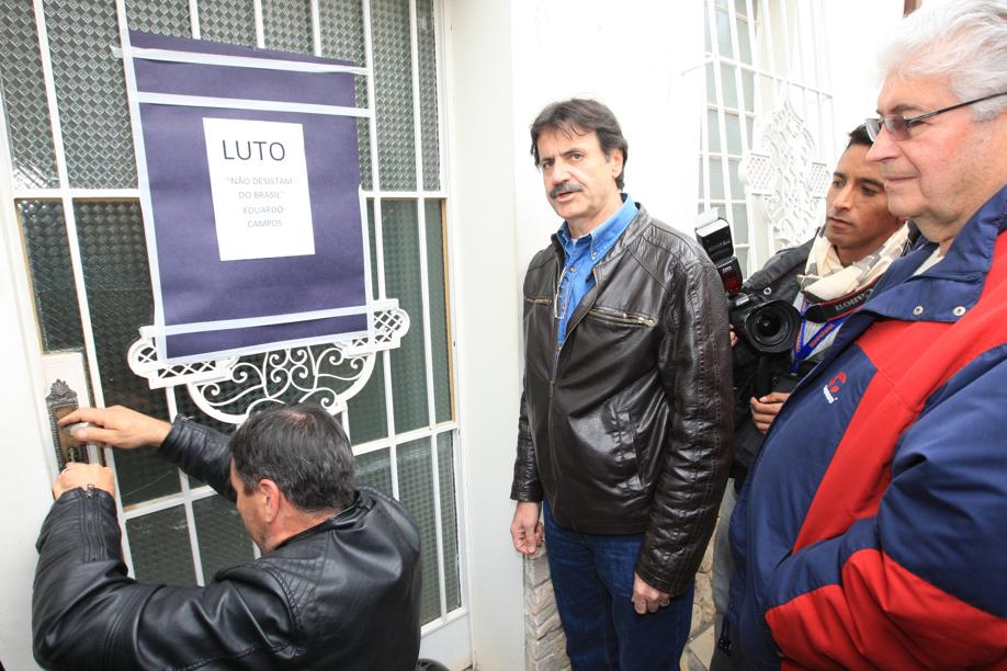 Integrantes do PMDB, entre eles o senador e candidato ao governo do Paraná pelo partido Roberto Requião, recorreram a um chaveiro para abrir a porta do diretório e realizar a reunião para eleger novos diretores do partido | Ivonaldo Alexandre/ Gazeta do Povo