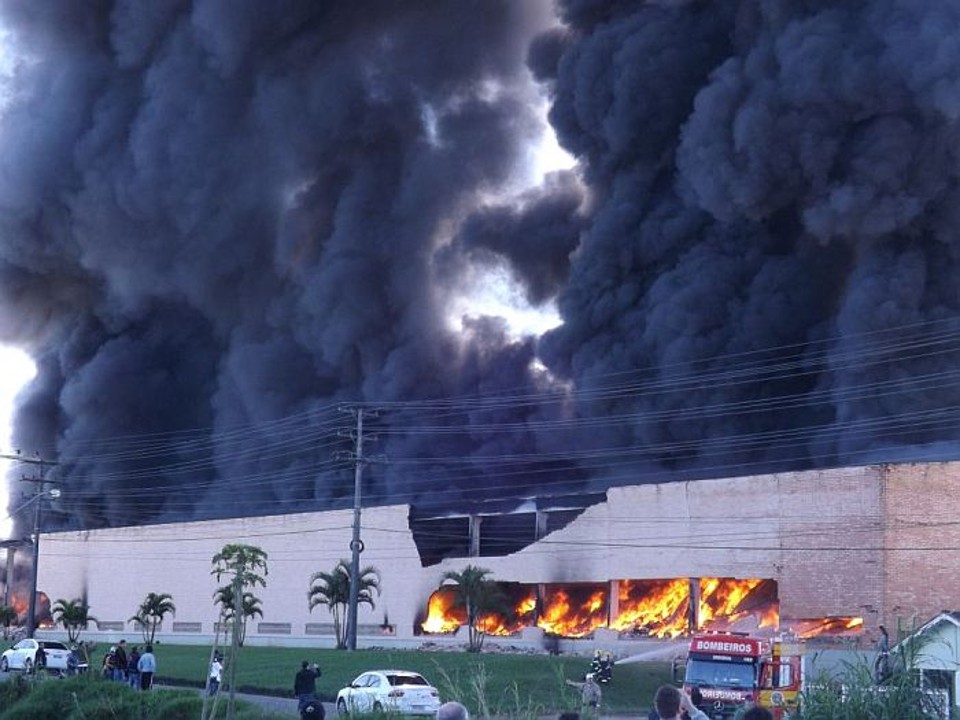 Bombeiros de cinco municípios da região trabalham para combater o  incêndio na fábrica de molduras em Braço do Norte | Fernando Sombrio / Rádio Voz Livre
