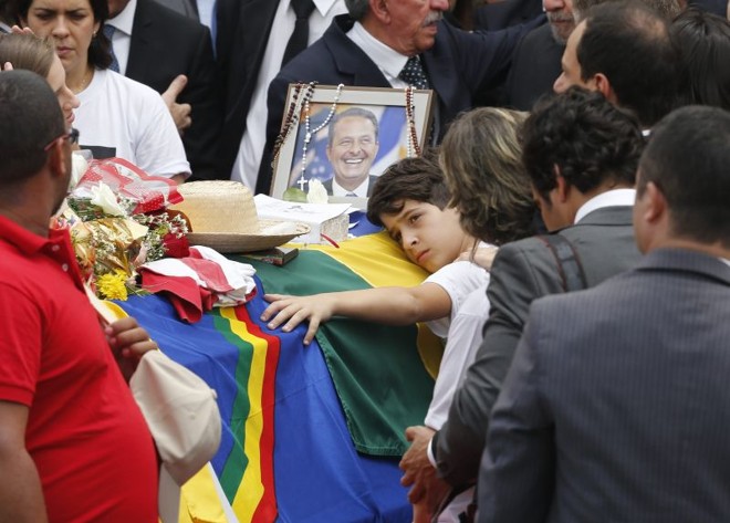 Filho de Campos abraça caixão onde está o corpo do pai |