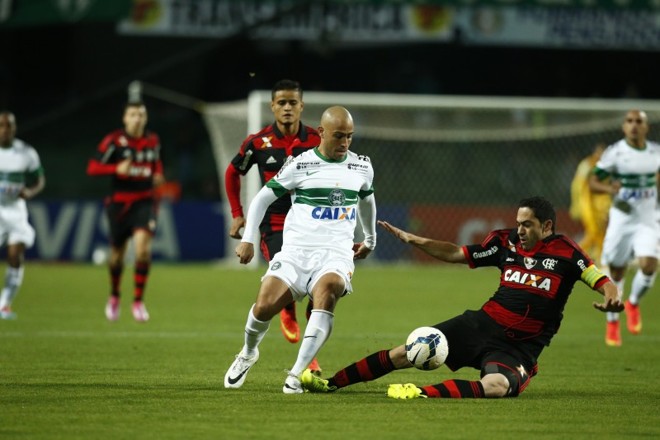 Martinuccio disputa bola com o zagueiro Chicão | 