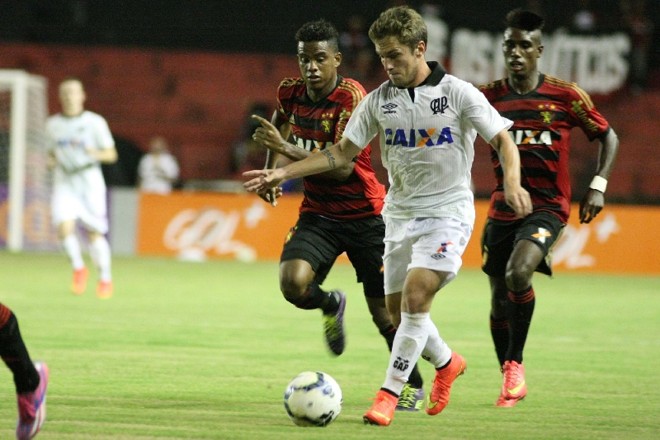 O meia Bady, destaque no 1º tempo, tenta escapar da marcação dos jogadores do Sport |