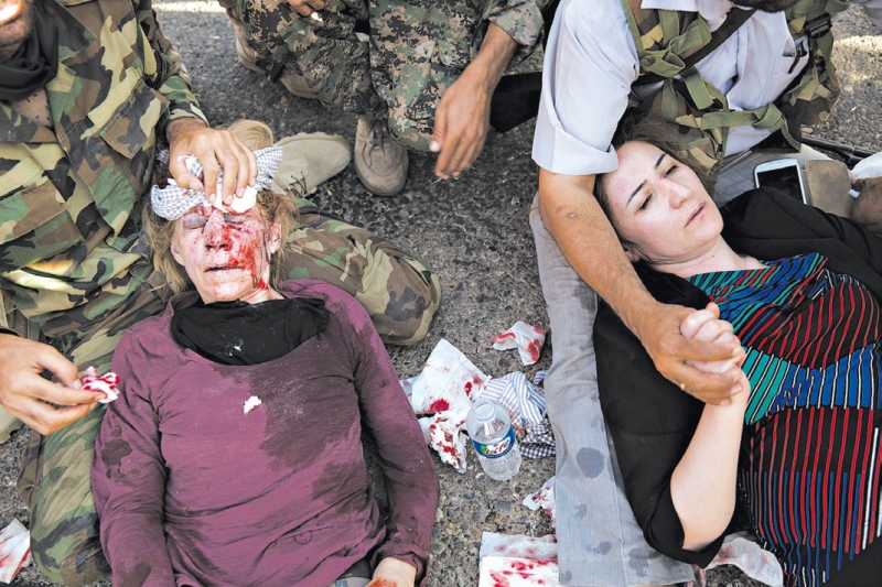 À esquerda, Alissa Rubin, repórter do Times, e Vian Dakhil, legisladora yazidi, feridas na queda de helicóptero em 12 de agosto | Adam Ferguson / The New York Times