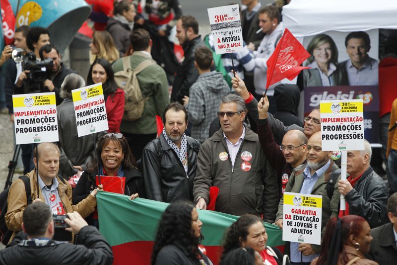 Campanha eleitoral durante concentração da marcha dos professores, em Curitiba | Jonathan Campos/ Agência de Notícias Gazeta do Povo