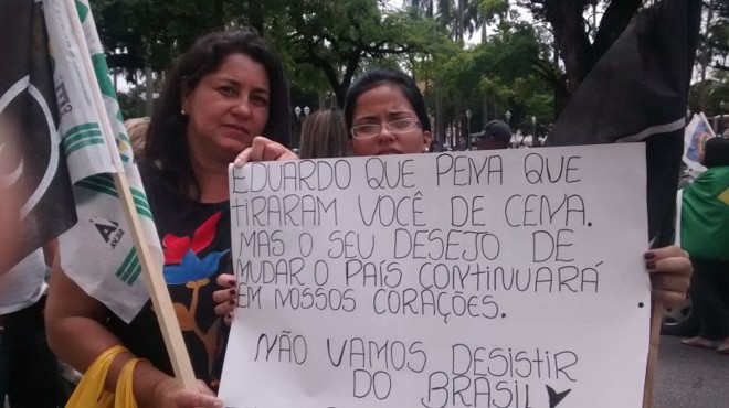 Mariana Tamires, 19 anos, e Cristiana Quirino, 41, acompanham o velório de Eduardo Campos no Recife. |