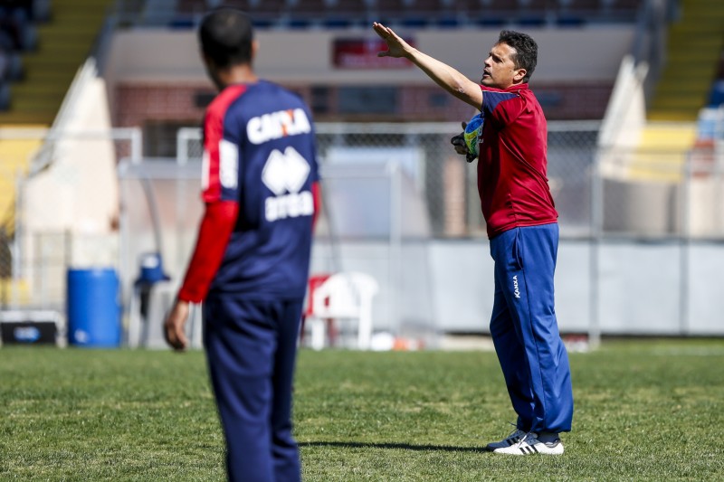 Técnico do Paraná, Claudinei Oliveira, orienta jogadores em treino na Vila Capanema | Henry Milleo / Gazeta do Povo