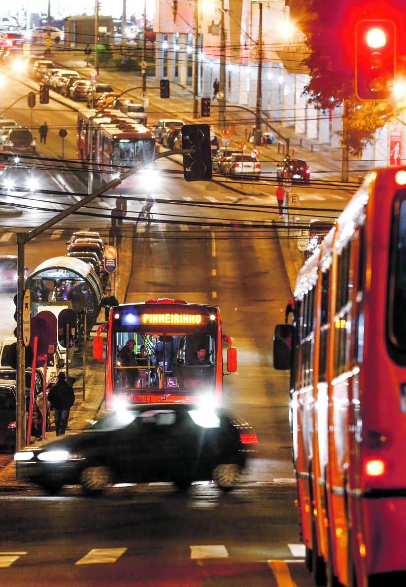 Carros precedem os ônibus no orçamento público | Hugo Harada/ Gazeta do Povo