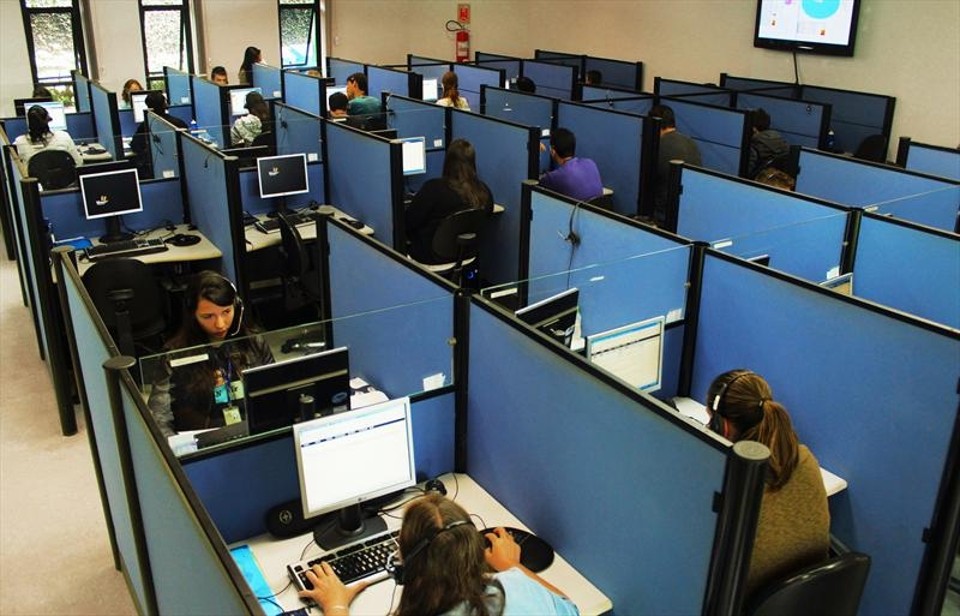 Atendentes da Central 156, da Prefeitura de Curitiba | Divulgação/Prefeitura de Curitiba