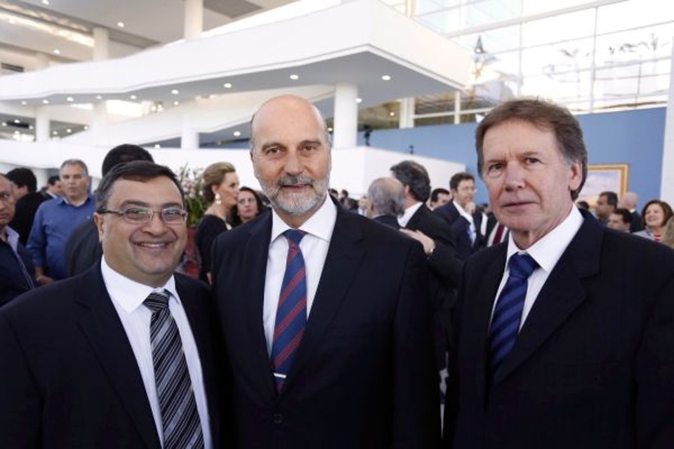 Os médicos Luiz Ernesto Wendler (ao centro) e Carlos Müller Neto (à dir.), diretores do Hospital do Rocio, inaugurado nesta quarta-feira, em Campo Largo, com um prestigiado coquetel. Com eles na foto, o secretário da saúde do estado, Michelle Caputo Neto | Valterci Santos